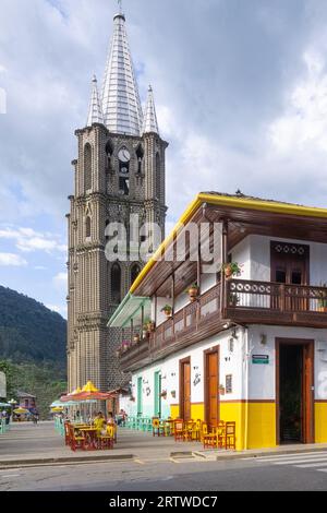 Vue sur la place principale (El Parque El Libertador) dans le village de jardin, Antioquia, Colombie. Banque D'Images