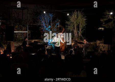 Abatte Barihun saxophoniste et compositeur de jazz israélien, membre de la communauté Beta Israel aussi connue sous le nom de Juifs éthiopiens, se produit en direct à la communauté Muslala Open Reactive située sur le toit du bâtiment du Clal Center le 12 septembre 2023 à Jérusalem, en Israël. Jérusalem reste la plus grande ville d'Israël avec des habitants divisés entre les deux moitiés (techniquement unies) de la ville, comptant près d'un million d'habitants. Banque D'Images