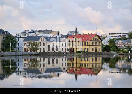 Lac de ville avec des bâtiments colorés sur la rive Banque D'Images