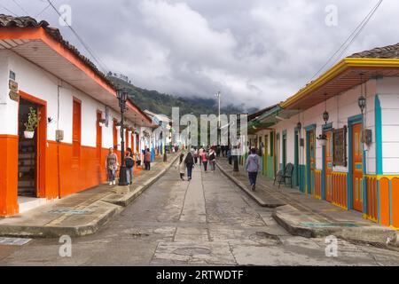 Rue dans le village de Salento (Quindio) avec des bâtiments coloniaux colorés, Colombie. Banque D'Images