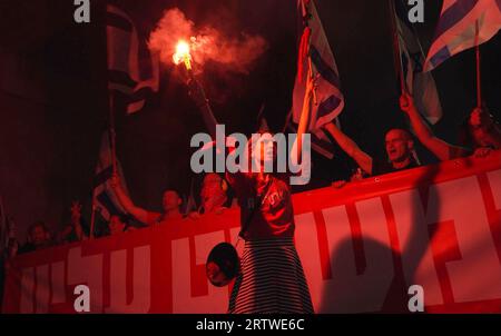 Les manifestants ont déclenché une éruption de fumée rouge alors que des milliers de manifestants antigouvernementaux se rassemblent devant la Cour suprême israélienne pour protester contre le plan du système judiciaire du gouvernement de droite dure d'Israël avant l'audition des pétitions contre la norme de la raisonnabilité devant la haute Cour de justice demain, le 11 septembre, 2023 à Jérusalem, Israël. Banque D'Images