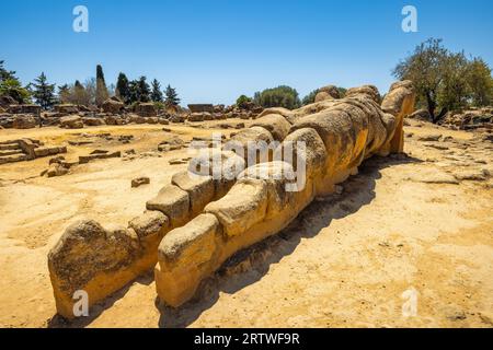 Cariatide de pierre dans le Temple de Zeus dans la Vallée des temples. Site archéologique à Agrigente en Sicile, Italie, Europe Banque D'Images