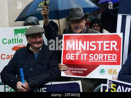 Des membres de l'Association des agriculteurs irlandais protestent devant l'hôtel Strand, Limerick, pendant le parti Fine Gael Think-in. Date de la photo : Vendredi 15 septembre 2023. Banque D'Images