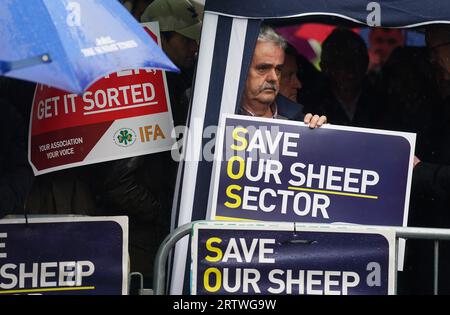 Des membres de l'Association des agriculteurs irlandais protestent devant l'hôtel Strand, Limerick, pendant le parti Fine Gael Think-in. Date de la photo : Vendredi 15 septembre 2023. Banque D'Images