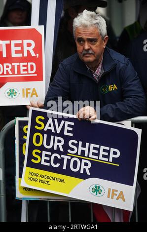 Des membres de l'Association des agriculteurs irlandais protestent devant l'hôtel Strand, Limerick, pendant le parti Fine Gael Think-in. Date de la photo : Vendredi 15 septembre 2023. Banque D'Images