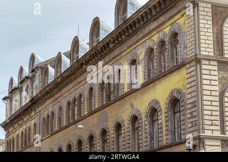 BUDAPEST, HONGRIE - MARTH 13, 2023 : il s'agit d'un fragment architectural avec des fenêtres de grenier sur le bâtiment de l'Université hongroise des Beaux-Arts sur Un Banque D'Images