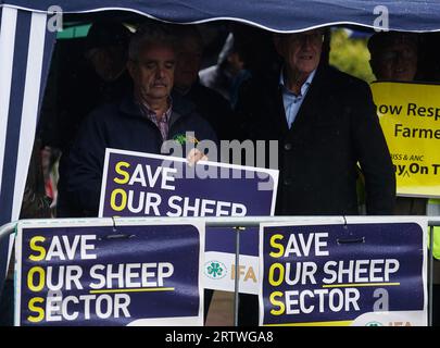 Des membres de l'Association des agriculteurs irlandais protestent devant l'hôtel Strand, Limerick, pendant le parti Fine Gael Think-in. Date de la photo : Vendredi 15 septembre 2023. Banque D'Images