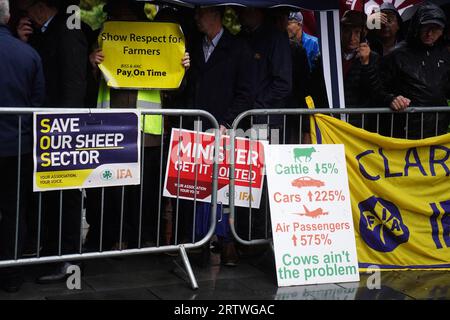 Des membres de l'Association des agriculteurs irlandais protestent devant l'hôtel Strand, Limerick, pendant le parti Fine Gael Think-in. Date de la photo : Vendredi 15 septembre 2023. Banque D'Images