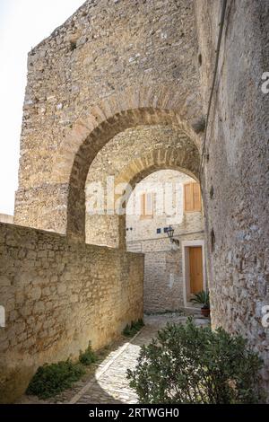 Via San Carlo dans la ville d'Erice en Sicile. Une rue en pierre de la ville historique près de Trapani dans le nord-ouest de la Sicile, Italie, Europe. Banque D'Images