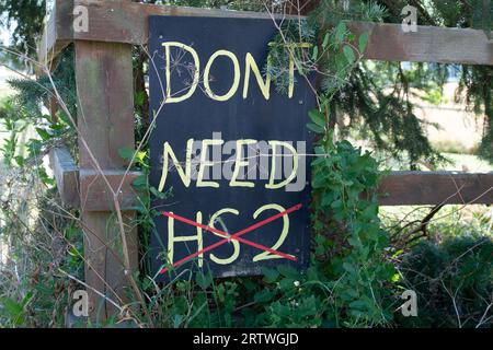 Wendover Dean, Aylesbury, Royaume-Uni. 14 septembre 2023. Illustration anti HS2 à côté d'un sentier public qui a été fermé par HS2. La construction du train à grande vitesse HS2 de Londres à Birmingham se poursuit dans les Chilterns. Il a été largement rapporté dans la presse que le Premier ministre Rishi Sunak et le chancelier Jeremy Hunt, "sont en discussion sur la suppression de la deuxième étape du projet HS2 alors que les coûts s'envolent dans un contexte de retards importants". Si tel était le cas, cela signifierait que la phase 2 du HS2 de Birmingham à Manchester serait annulée. Le tronçon est de Birmingham à Leeds a déjà été annulé. Crédit : M Banque D'Images