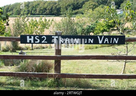 Wendover Dean, Aylesbury, Royaume-Uni. 14 septembre 2023. Illustration anti HS2 à côté d'un sentier public qui a été fermé par HS2. La construction du train à grande vitesse HS2 de Londres à Birmingham se poursuit dans les Chilterns. Il a été largement rapporté dans la presse que le Premier ministre Rishi Sunak et le chancelier Jeremy Hunt, "sont en discussion sur la suppression de la deuxième étape du projet HS2 alors que les coûts s'envolent dans un contexte de retards importants". Si tel était le cas, cela signifierait que la phase 2 du HS2 de Birmingham à Manchester serait annulée. Le tronçon est de Birmingham à Leeds a déjà été annulé. Crédit : M Banque D'Images