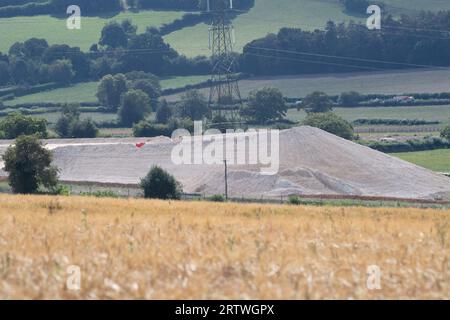 Wendover Dean, Aylesbury, Royaume-Uni. 14 septembre 2023. Un camion HS2 sur une voie de transport sur d'anciennes terres agricoles. La construction du train à grande vitesse HS2 de Londres à Birmingham se poursuit dans les Chilterns. Il a été largement rapporté dans la presse que le Premier ministre Rishi Sunak et le chancelier Jeremy Hunt, "sont en discussion sur la suppression de la deuxième étape du projet HS2 alors que les coûts s'envolent dans un contexte de retards importants". Si tel était le cas, cela signifierait que la phase 2 du HS2 de Birmingham à Manchester serait annulée. Le tronçon est de Birmingham à Leeds a déjà été annulé. Crédit : Maureen McLean/Alamy Live Banque D'Images