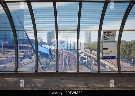 Vue de l'intérieur Poplar Station High-Level Walkway ; panneau indiquant West India Quay Station, Canary Wharf ; Londres Banque D'Images