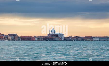 Île de Giudecca dans la lagune vénitienne au coucher du soleil, Italie, Europe. Banque D'Images
