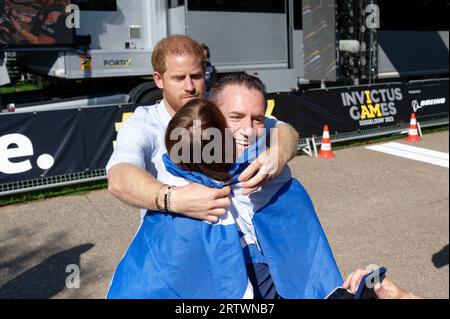 Duesseldorf, Allemagne. 15 septembre 2023. Le prince Harry, duc de Sussex, s'entretient avec les participants à la compétition de vélo aux Jeux Invictus. Le prince Harry fête aujourd'hui son 39e anniversaire. La compétition paralympique pour les athlètes handicapés de guerre se rend en Allemagne pour la première fois. Crédit : Henning Kaiser/dpa/Alamy Live News Banque D'Images