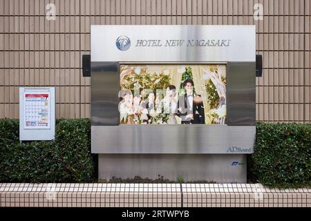 Hôtel New Nagasaki (ホテルニュー長崎?), panneau avec photo de mariage à l'extérieur du bâtiment de l'hôtel ; Daikokumachi, Nagasaki, Japon Banque D'Images