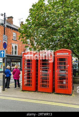 Trois bornes téléphoniques consécutives, place du marché de Knaresborough, Knaresborough, North Yorkshire, Angleterre, ROYAUME-UNI Banque D'Images