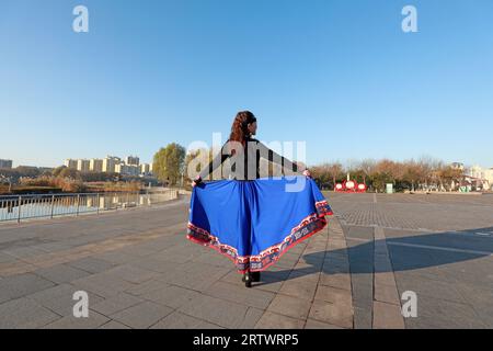 Des femmes dans de beaux vêtements dansent dans le parc, dans le nord de la Chine Banque D'Images