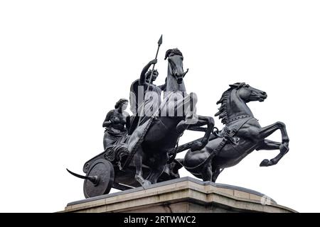 Boadicea et ses filles, groupe sculptural en bronze à Londres à Westminster Bridge, isolé sur fond blanc Banque D'Images