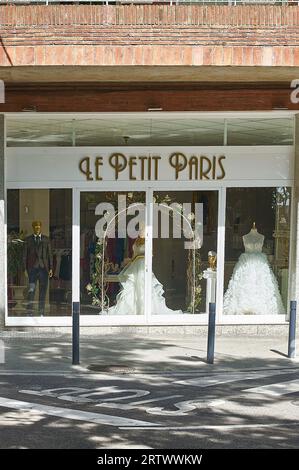 Viladecans, Espagne - 15 septembre 2023 : Grate choix de robes de mode magnifiques accrochées sur des étagères dans la garde-robe de femme. Une grande variété de caillot pétillant Banque D'Images