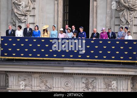 Le président finlandais Sauli Niinistö et son épouse Jenni Haukio, le président islandais Guðni Jóhannesson et son épouse Eliza Reid, la princesse Sofia, la princesse Madeleine, la reine Sonja de Norvège, M. Christopher O'Neill, le prince Daniel, la reine Silvia, la reine Anne-Marie de Grèce, le roi Harald de Norvège, la reine Margrethe II de Danemark, le prince héritier Frederik de Danemark, la princesse héritière Marie de Danemark, la princesse héritière Victoria et la princesse Estelle lors de la relève de la garde dans la cour extérieure du Palais Royal à Stockholm, en Suède, le 15 septembre 2023, à l'occasion du 50e anniversaire de sa Majesté le Roi Banque D'Images