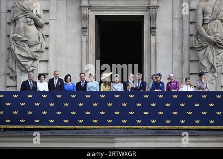 Le président finlandais Sauli Niinistö et son épouse Jenni Haukio, le président islandais Guðni Jóhannesson et son épouse Eliza Reid, la princesse Sofia, la princesse Madeleine, la reine Sonja de Norvège, M. Christopher O'Neill, le prince Daniel, la reine Silvia, la reine Anne-Marie de Grèce, le roi Harald de Norvège, la reine Margrethe II de Danemark, le prince héritier Frederik de Danemark, la princesse héritière Marie de Danemark, la princesse héritière Victoria et la princesse Estelle lors de la relève de la garde dans la cour extérieure du Palais Royal à Stockholm, en Suède, le 15 septembre 2023, à l'occasion du 50e anniversaire de sa Majesté le Roi Banque D'Images