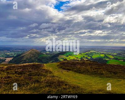 Une vue du paysage du Shropshire depuis le sommet de Caer Caradoc avec une vue sur le Lawley et le Wrekin au loin. Banque D'Images