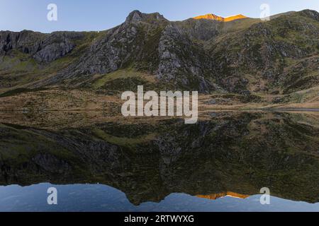 Llyn Idwal avec un reflet de y Garn dans l'eau calme Banque D'Images