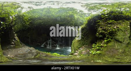 Cascade et rivière dans la jungle de Sumatra. Pelaruga, Indonésie. 360VR. Banque D'Images