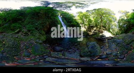 Cascade dans la forêt verte. Kabigan Falls dans la jungle. Philippines. VR 360. Banque D'Images