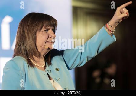 Buenos Aires, Argentine. 14 septembre 2023. La candidate à la présidence de l'espace politique Juntos por el Cambio, Patricia Bullrich, a présenté son livre 'de un día para otro' (du jour au lendemain) devant un large public dans le cadre de la campagne électorale. À Buenos Aires, Argentine, le 14 septembre 2023. Elle a présenté le livre avec son coéquipier, le candidat à la vice-présidence Luis Petri. Sur la photo : Patricia Bullrich prononçant un discours lors de la présentation de son livre. (Photo Esteban Osorio/Sipa USA) crédit : SIPA USA/Alamy Live News Banque D'Images