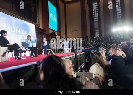 Buenos Aires, Argentine. 14 septembre 2023. La candidate à la présidence de l'espace politique Juntos por el Cambio, Patricia Bullrich, a présenté son livre 'de un día para otro' (du jour au lendemain) devant un large public dans le cadre de la campagne électorale. À Buenos Aires, Argentine, le 14 septembre 2023. Elle a présenté le livre avec son coéquipier, le candidat à la vice-présidence Luis Petri. Sur la photo : Patricia Bullrich prononçant un discours lors de la présentation de son livre. (Photo Esteban Osorio/Sipa USA) crédit : SIPA USA/Alamy Live News Banque D'Images