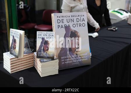 Buenos Aires, Argentine. 14 septembre 2023. La candidate à la présidence de l'espace politique Juntos por el Cambio, Patricia Bullrich, a présenté son livre 'de un día para otro' (du jour au lendemain) devant un large public dans le cadre de la campagne électorale. À Buenos Aires, Argentine, le 14 septembre 2023. Elle a présenté le livre avec son coéquipier, le candidat à la vice-présidence Luis Petri. Sur la photo : copies du livre. (Photo Esteban Osorio/Sipa USA) crédit : SIPA USA/Alamy Live News Banque D'Images