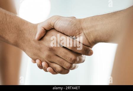 Partenariat, serrant la main dans le soutien et la forme physique avec des personnes en compétition, défi et gros plan. Poignée de main, travail d'équipe et collaboration de l'athlète Banque D'Images