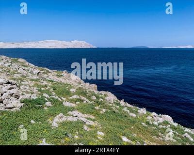 Croatie Île de Rab Côte rocheuse Banque D'Images