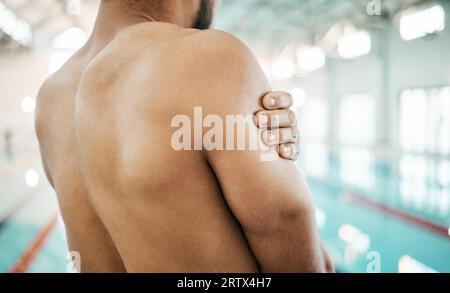 Blessure à l'épaule, problème de natation et de sportif, erreur d'entraînement ou fatigue d'entraînement, risque de fatigue ou d'épuisement professionnel. Douleurs articulaires, urgence médicale et Banque D'Images