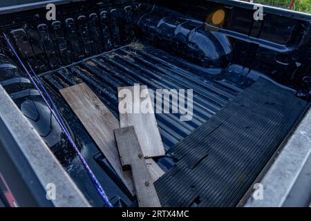 Coffre d'une planche à pick-up dans un coffre de voiture Banque D'Images