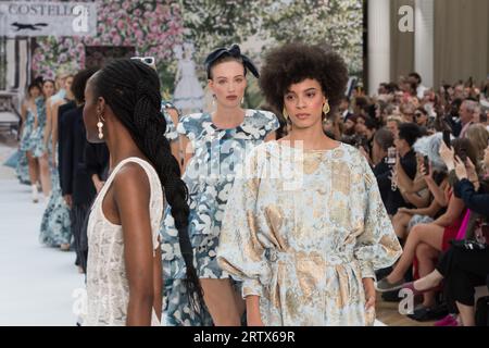 Londres, Royaume-Uni. 15 septembre 2023. Les mannequins marchent sur la piste lors du défilé Paul Costelloe 'il Giardino' Printemps / été 2024 à la Fashion week de Londres. Crédit : Wiktor Szymanowicz/Alamy Live News Banque D'Images