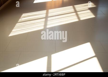 Ombre et lumière d'une fenêtre sur le sol d'une maison, lumière du soleil et ombre, intérieur Banque D'Images