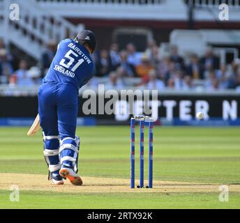 Lords Cricket Ground, Londres, Royaume-Uni. 15 septembre 2023. 4e One Day International, Angleterre contre la Nouvelle-Zélande ; Ben Stokes d'Angleterre jette le ballon à Mitchell du bowling de Henry pour 13 avec le score sur 28-1 dans le 5e sur Credit : action plus Sports/Alamy Live News Banque D'Images