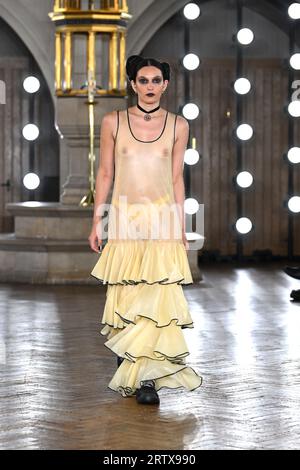 Londres, Royaume-Uni. 15 septembre 2023. Des mannequins sur le podium lors du défilé Edward Crutchley, qui s’est tenu à l’église St Cyprian dans le cadre de la Fashion week de Londres. Le crédit photo devrait être : Matt Crossick/Empics/Alamy Live News Banque D'Images