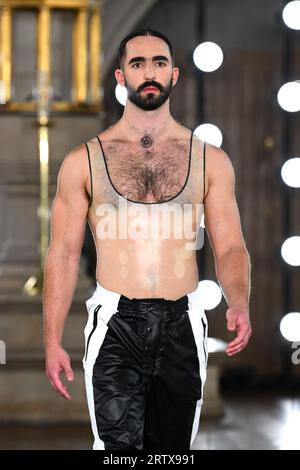 Londres, Royaume-Uni. 15 septembre 2023. Des mannequins sur le podium lors du défilé Edward Crutchley, qui s’est tenu à l’église St Cyprian dans le cadre de la Fashion week de Londres. Le crédit photo devrait être : Matt Crossick/Empics/Alamy Live News Banque D'Images