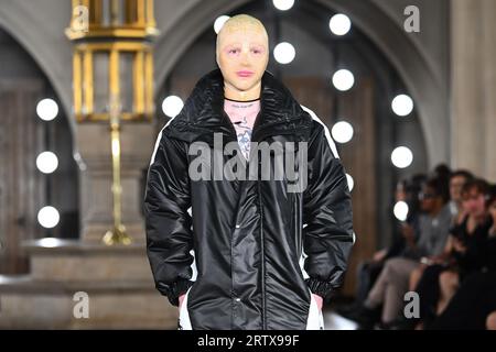 Londres, Royaume-Uni. 15 septembre 2023. Des mannequins sur le podium lors du défilé Edward Crutchley, qui s’est tenu à l’église St Cyprian dans le cadre de la Fashion week de Londres. Le crédit photo devrait être : Matt Crossick/Empics/Alamy Live News Banque D'Images