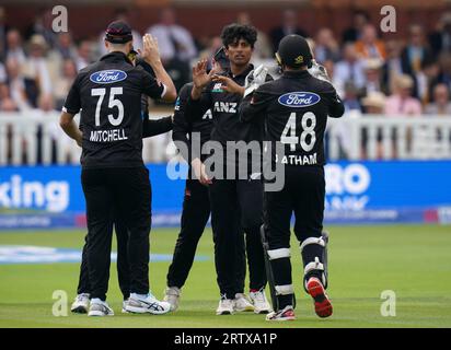 Rachin Ravindra (au centre), de Nouvelle-Zélande, célèbre la victoire sur le guichet de Harry Brook, de l'Angleterre, lors du quatrième match international Metro Bank One Day à Lord's, Londres. Date de la photo : Vendredi 15 septembre 2023. Banque D'Images