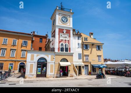 Tour de l'horloge (Uhrturm) sur la place Maréchal Tito dans la vieille ville de Rovinj sur la péninsule d'Istrie en Croatie Banque D'Images