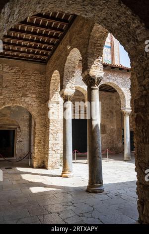 Cour de la basilique euphrasienne du 6e siècle (Eufrazijeva bazilika) dans le centre historique de Poreč sur la péninsule d'Istrie en Croatie Banque D'Images