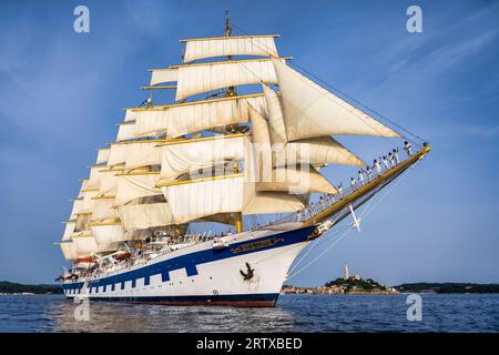 Le grand voilier Royal Clipper de Star Clippers sous pleine voile, avec équipage aligné sur l'arc-en-tête, au départ de Rovinj sur la péninsule d'Istrie en Croatie Banque D'Images