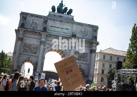 Munich, Allemagne. 15 septembre 2023. Fridays for future a protesté contre leur 13e grève mondiale sur le climat le 15 septembre 2023 à Munich, en Allemagne. La devise de la marche était End Fossil Fuels. (Photo Alexander Pohl/Sipa USA) crédit : SIPA USA/Alamy Live News Banque D'Images