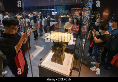 Pékin, Chine. 15 septembre 2023. Les gens visitent le Musée archéologique chinois à Pékin, capitale de la Chine, le 15 septembre 2023. Le Musée archéologique chinois a été ouvert au public vendredi. Crédit : Li He/Xinhua/Alamy Live News Banque D'Images