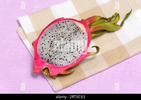 Délicieux pitahaya fruits frais. Fruits tropicaux également connus sous le nom de cactus Hylocereus, et poire à la fraise Banque D'Images